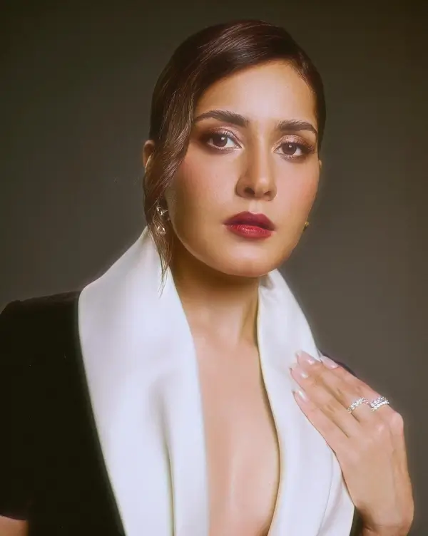 Hot Raashi Khanna Shows Off Big Boobs and Deep Cleavage in a Black Dress (4)