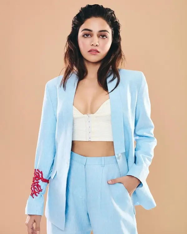 Hot Wamiqa Gabbi Flaunts Her Big Boobs in Blue Jacket and Pants (3)