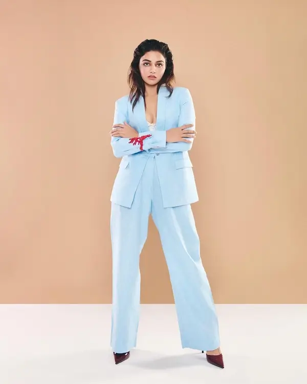 Hot Wamiqa Gabbi Flaunts Her Big Boobs in Blue Jacket and Pants (4)
