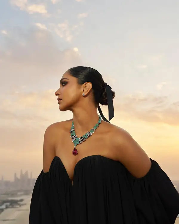 Hot Deepika Padukone Showcased Her Big Boobs in Black Dress (3)