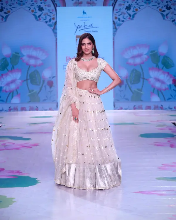 Hot Malavika Mohanan Flaunts Her Big Boobs in White Lehenga (3)