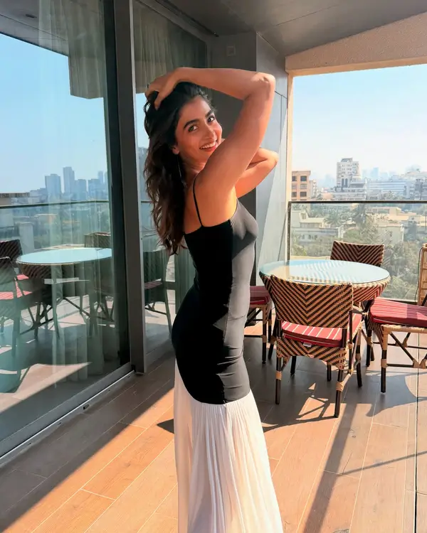 Hot Pooja Hegde Showcased Her Big Boobs and Curvy Body in Black White Dress (2)