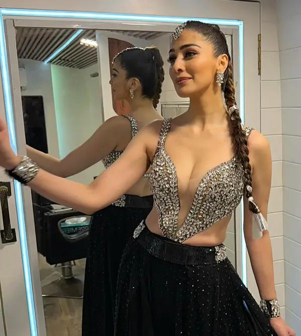 Hot Raai Laxmi Flaunts Her Big Boobs in Silver and Black Gown (4)