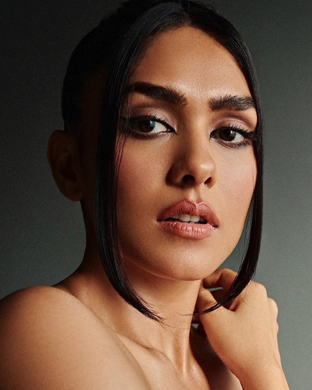 Hot Bollywood Actress Mrunal Thakur Big Boobs (13 Pics)