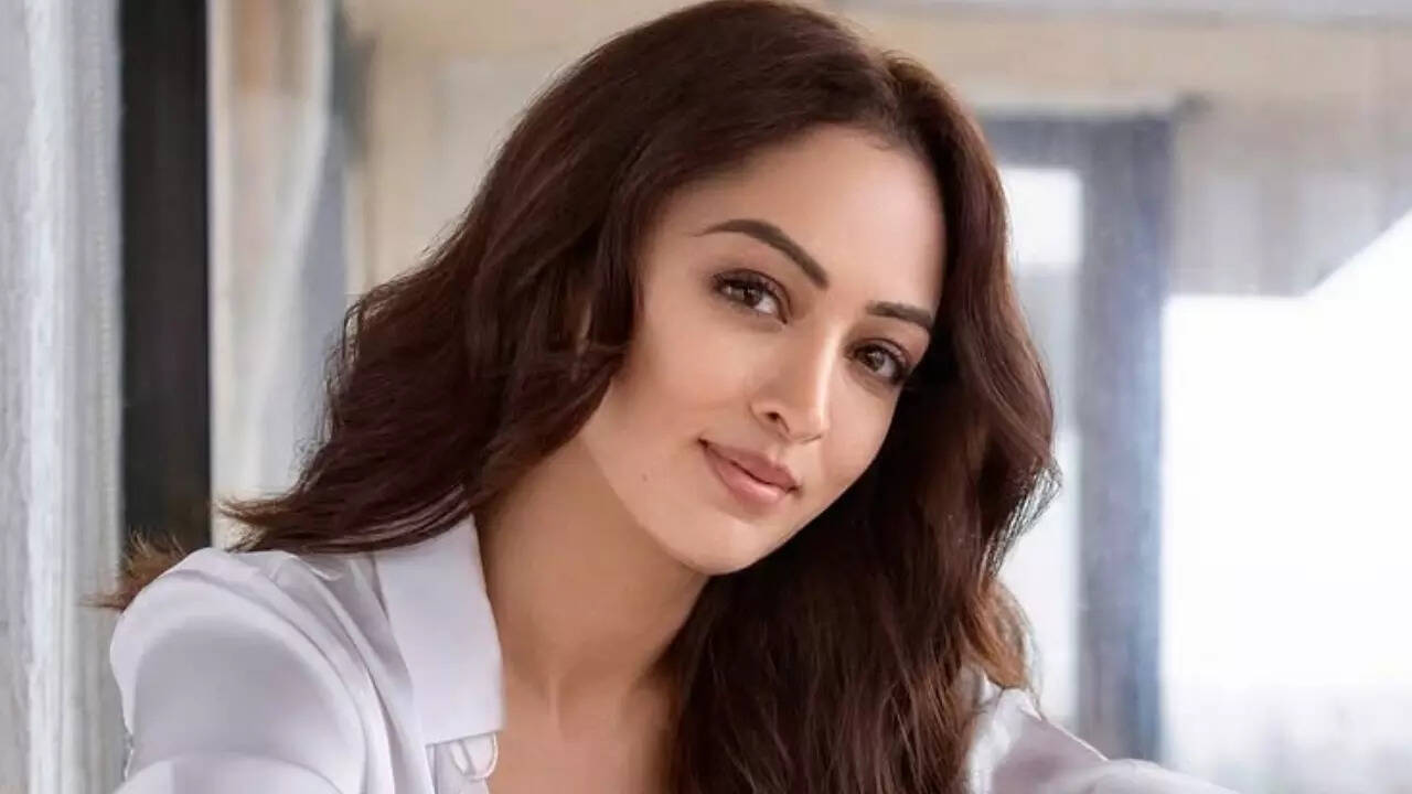 Sandeepa Dhar Shows Off Cleavage in Black Lace Bra is Too Hot to Handle