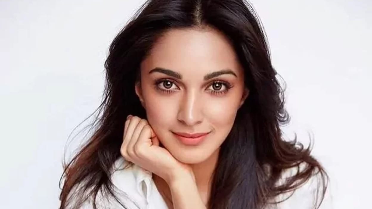 Hot Bollywood Actress Kiara Advani Big Boobs (13 Pics)