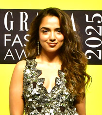 Kota Factory Actress Ahsaas Channa in Black Bodycon Dress Showcased Her Slim Toned Figure