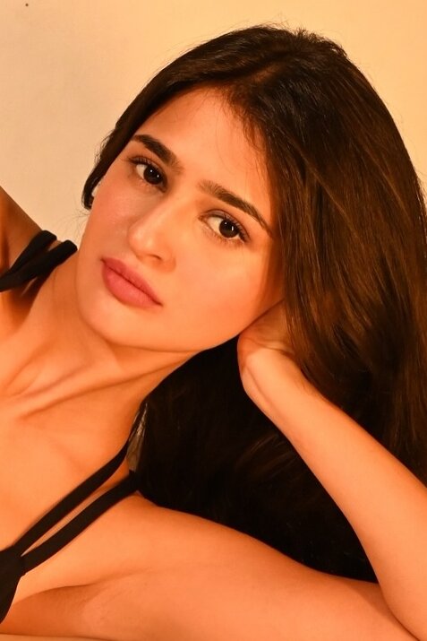 Prakriti Pavani Showcased Her Curvy Figure in Stunning White Outfits Turns the Heat Up