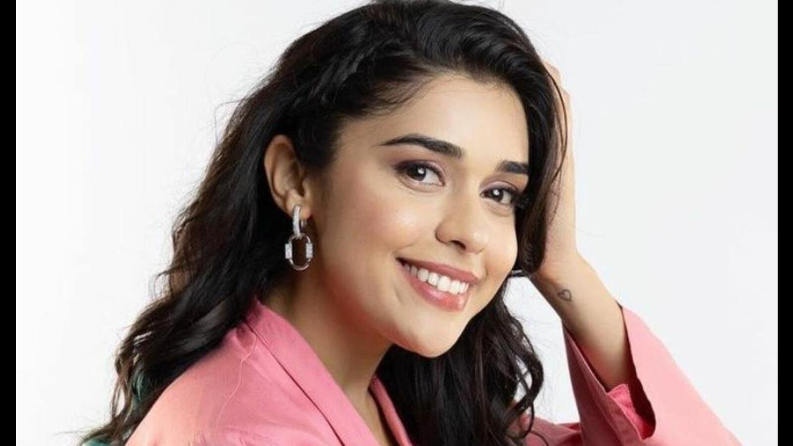 Hot Hindi Television Actress Eisha Singh Big Boobs (11 Pics)